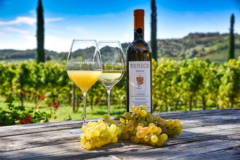 bottiglia Malvasia con grappoli