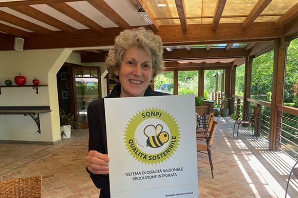 Ornella Venica con cartello SQNPI